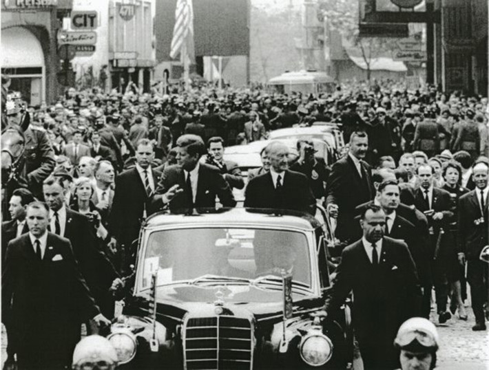 Präsident Kennedy vor Menschenmenge im Pullmann Landaulet
